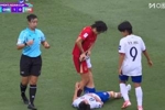 中国台北女足球员抽筋，张睿帮她压腿，前者随后被担架抬下