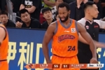 老将很强硬！弗格篮下抢板直接对抗打成2+1 振臂庆祝